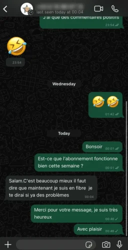 WhatsApp chat screenshot showing green and gray message bubbles, timestamps, and emoji reactions in French chat about a subscription and greetings.