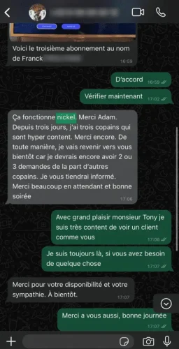 Écran WhatsApp: conversation en français entre deux personnes; messages vert et gris avec horodatages vers 16–17 h.