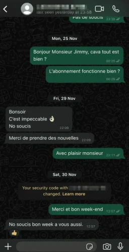 WhatsApp chat screenshot on a dark patterned background with green and gray bubbles about a subscription status in French.